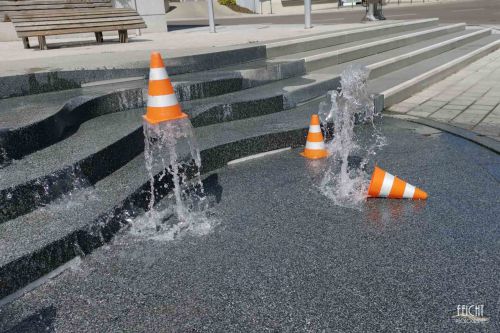 Hütchenspiele im Brunnen