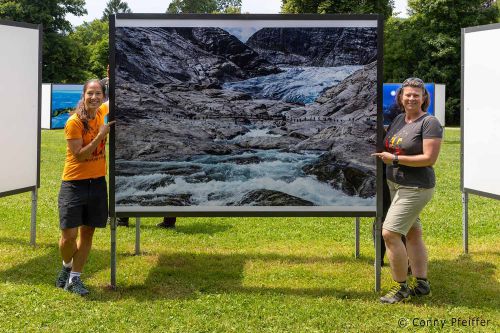 Ulla und ich vor meinem Gletscherbild
