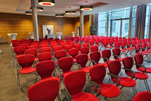 Noch ist der Saal leer