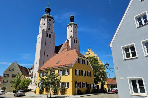 Rathaus und Kirche