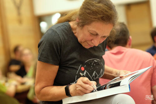 Fleißig beim Bücher signieren
