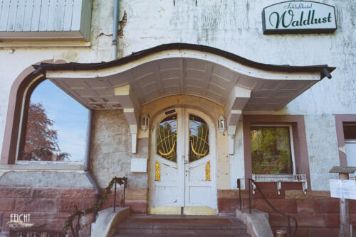 Der Eingang zum Hotel