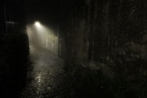 Gasse im Nebel