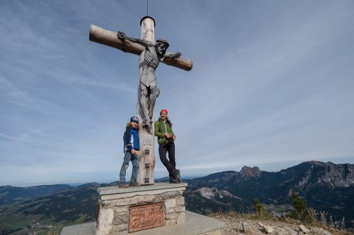 Ulla und Manuk am Gipfelkreuz