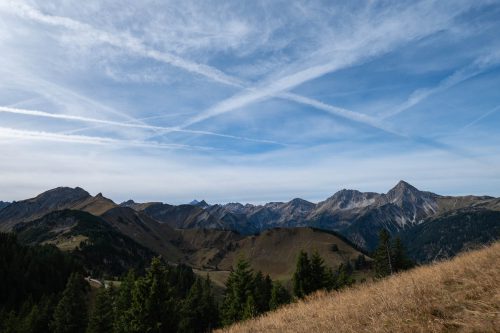 Bergkette und Wolken