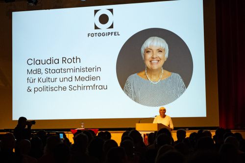 Schirmfrau Claudia Roth