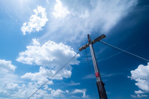 Gipfelkreuz in Wolken