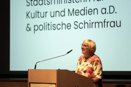 Schirmfrau Claudia Roth