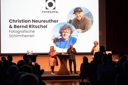 Zwei fotografische Schirmherren