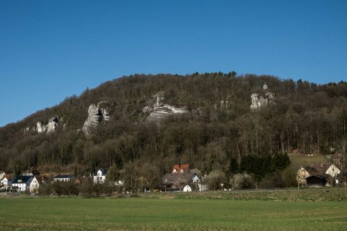Felsen und Wald