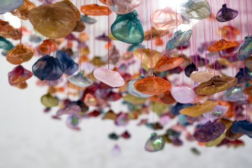 Schwebendes Organza-Kunstwerk