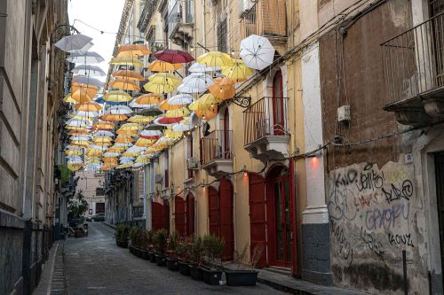Bunte Schirme in einer Gasse