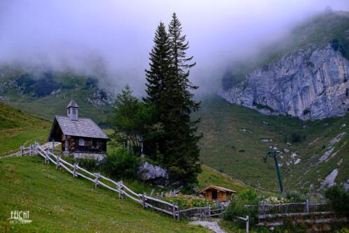 Kapelle und Regenwolken