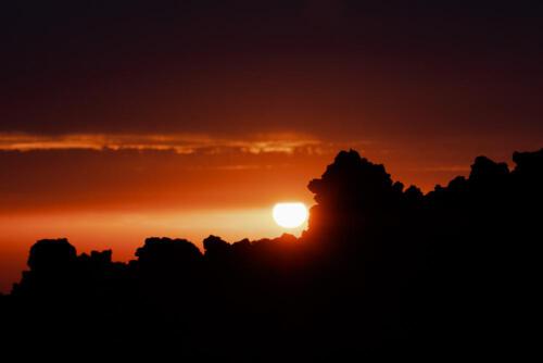 Sonne hinter Feenkaminen