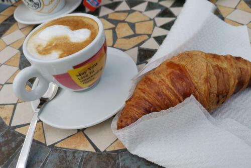 Frühstück am Hafen