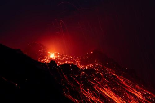 Leuchtender Vulkan