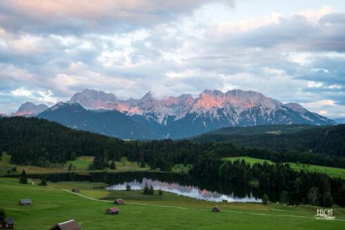 Alpenglühen über dem See