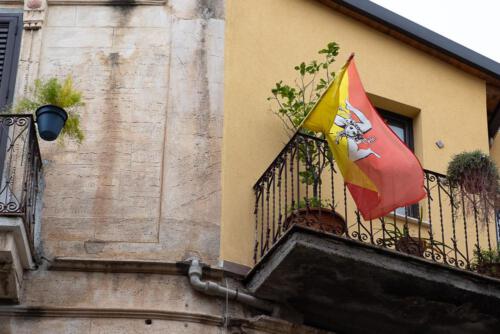 Landesflagge am Balkon