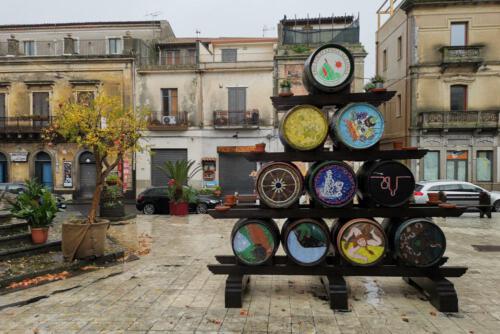 Weinfässer auf einem Platz