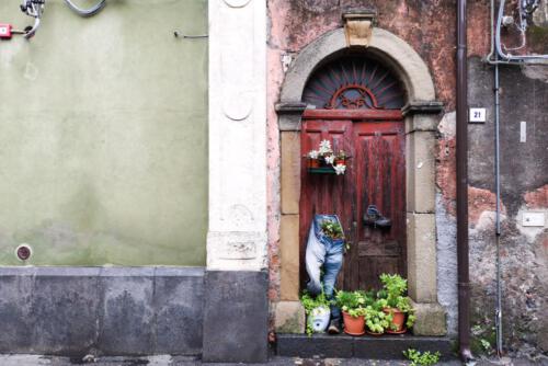 Steht eine Jeans an der Tür